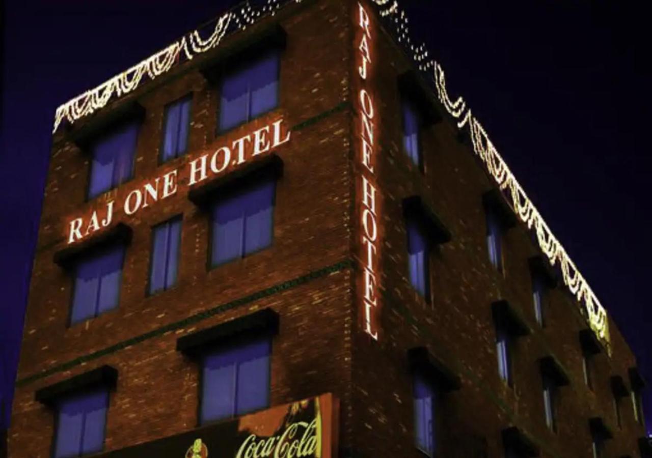 Rajone Hotel Faisalabad Exterior foto