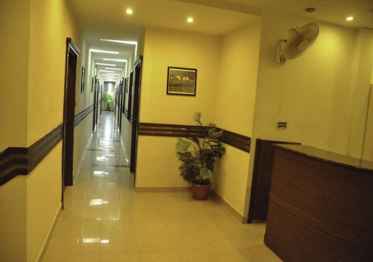Rajone Hotel Faisalabad Exterior foto